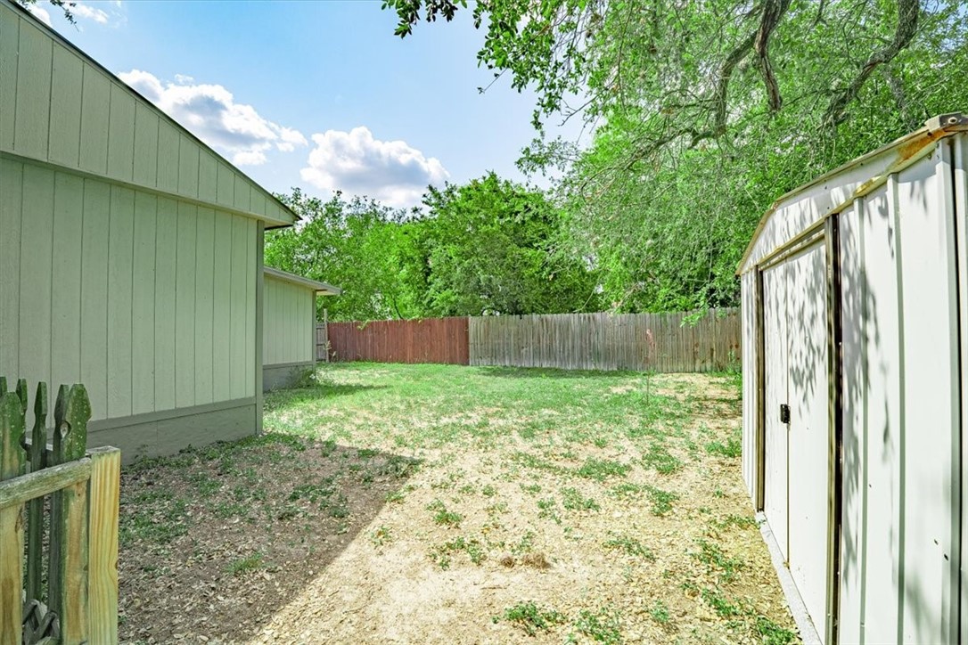 305 E Milam St Property Photo 21