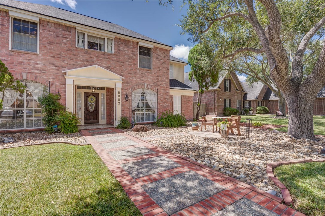 8002 Villefranche Dr Property Photo 3