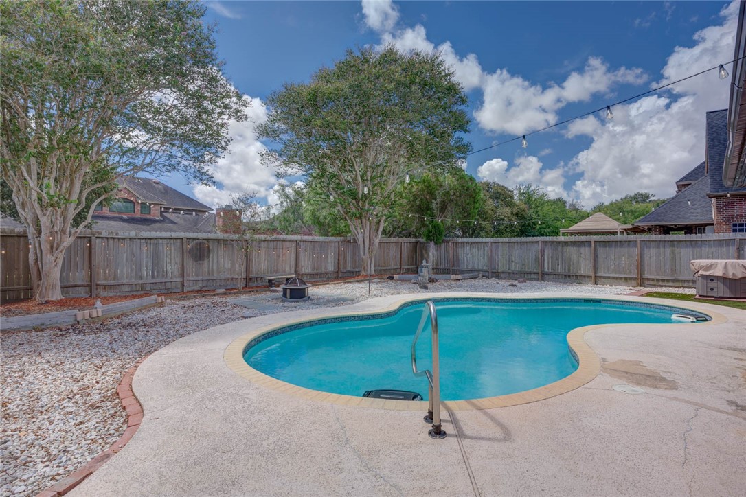 8002 Villefranche Dr Property Photo 4