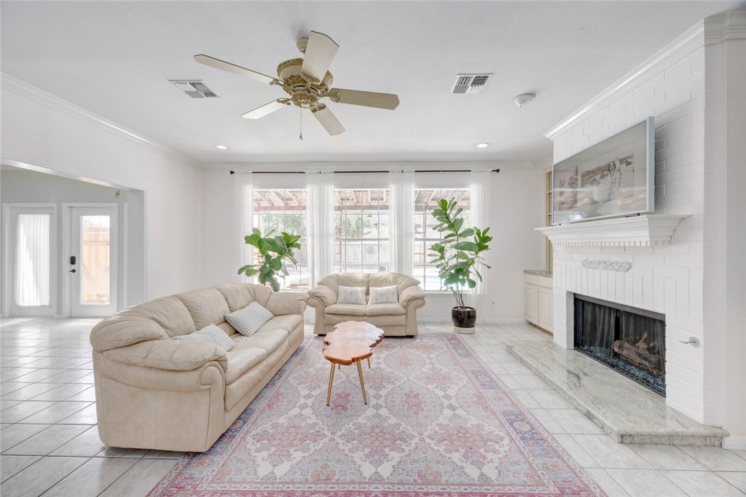 8002 Villefranche Dr Property Photo 6