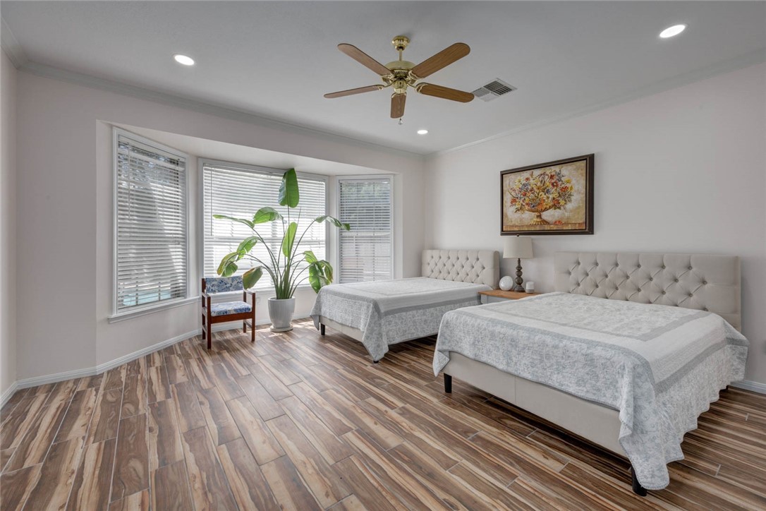 8002 Villefranche Dr Property Photo 7