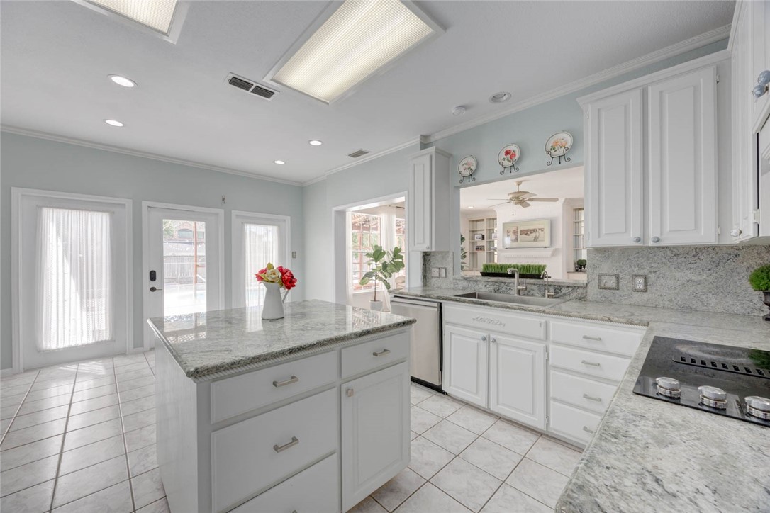 8002 Villefranche Dr Property Photo 16