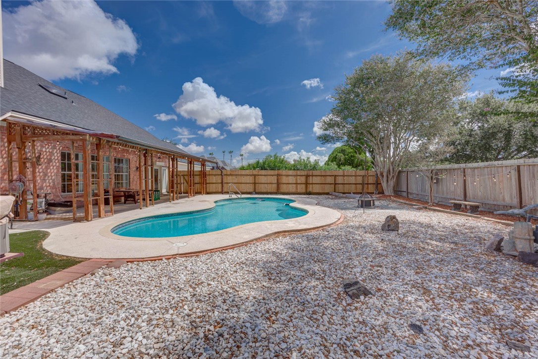 8002 Villefranche Dr Property Photo 37