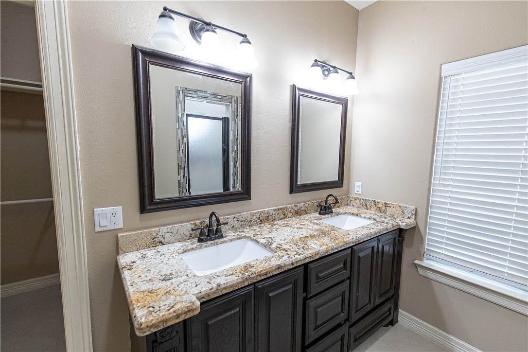 1802 The Park Dr Property Photo 25