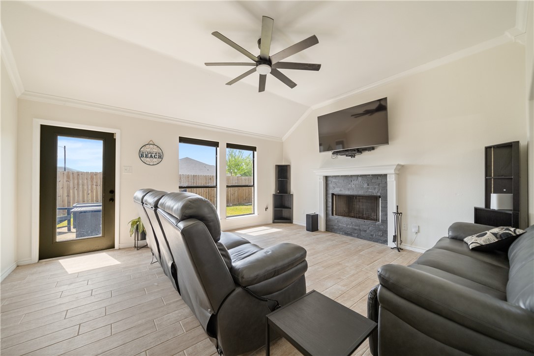 7806 Northwind Dr Property Photo 7