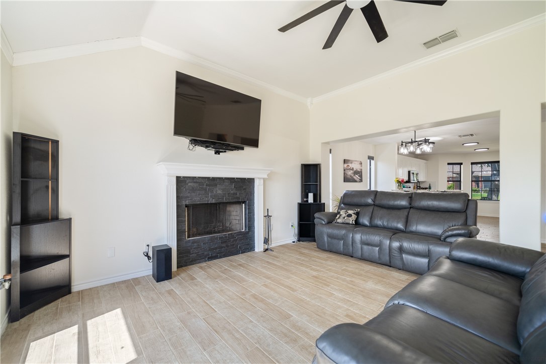 7806 Northwind Dr Property Photo 9