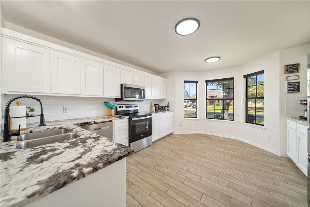 7806 Northwind Dr Property Photo 12