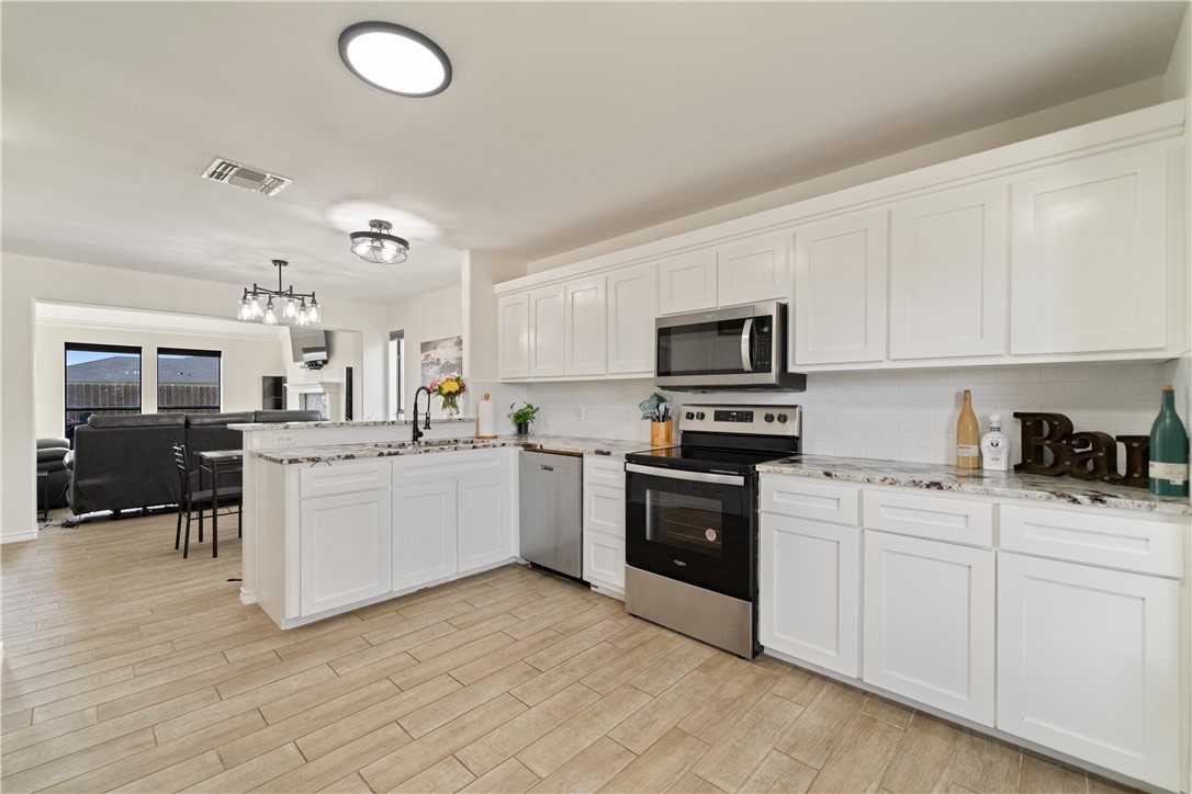 7806 Northwind Dr Property Photo 14