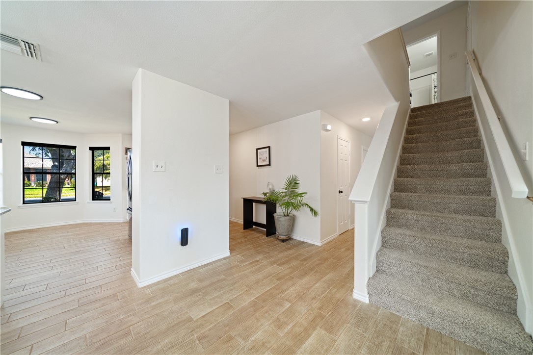 7806 Northwind Dr Property Photo 22