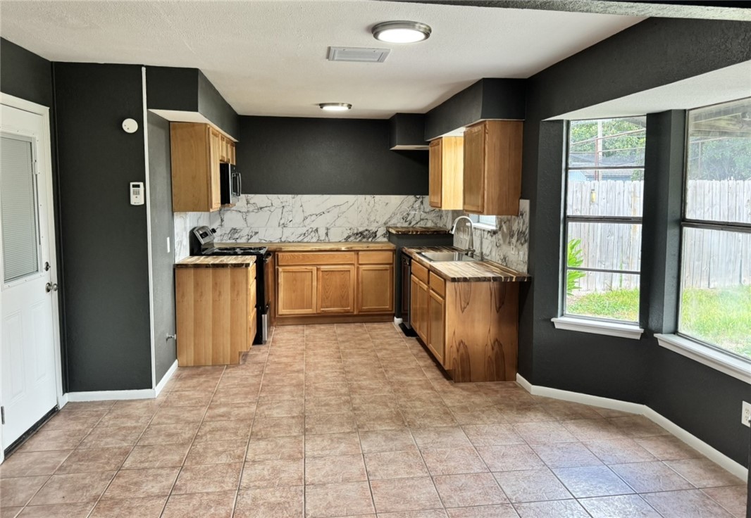 10506 Hemlock Property Photo 6