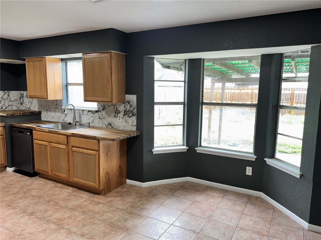 10506 Hemlock Property Photo 7