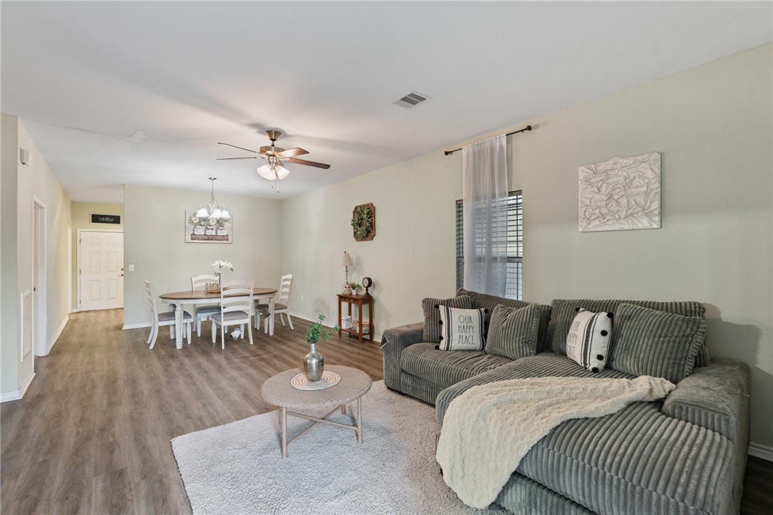 4929 Valley Stream Dr Property Photo 4