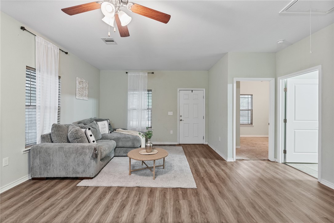 4929 Valley Stream Dr Property Photo 5