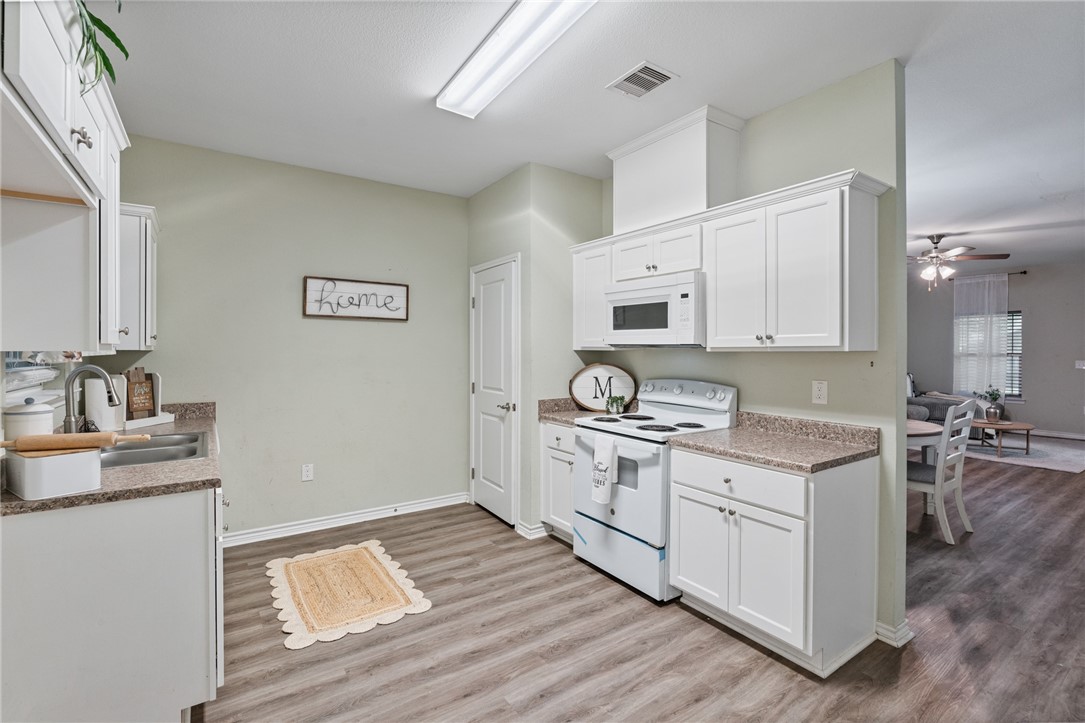 4929 Valley Stream Dr Property Photo 17