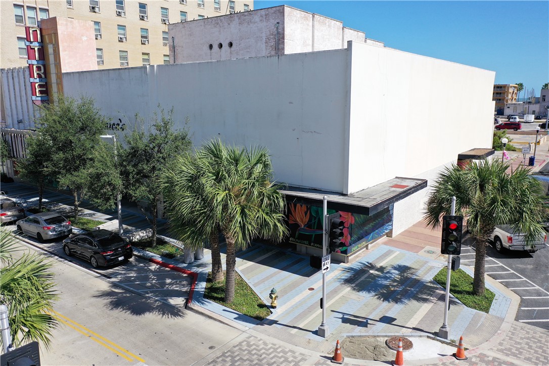 404-410 N Chaparral St Property Photo 1