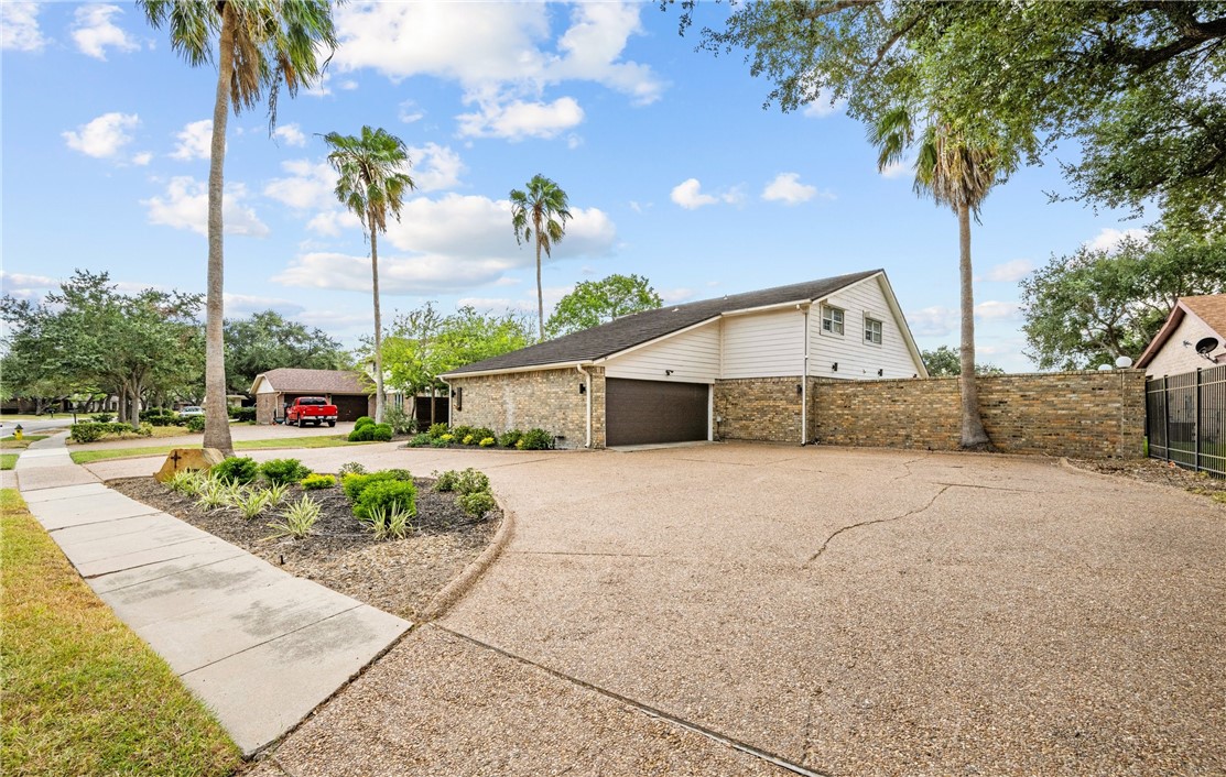 6113 Lost Creek Dr Property Photo 3