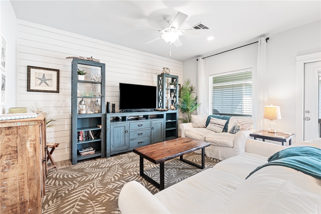 247 W Roberts Ave 11d Property Photo 7