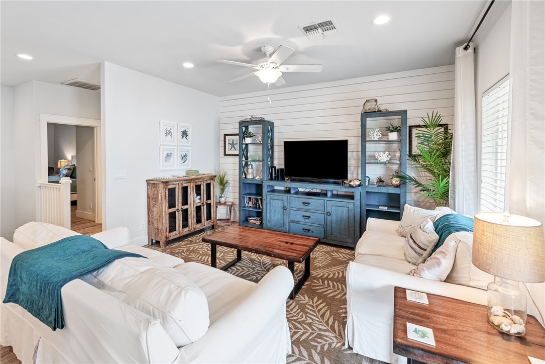 247 W Roberts Ave 11d Property Photo 8