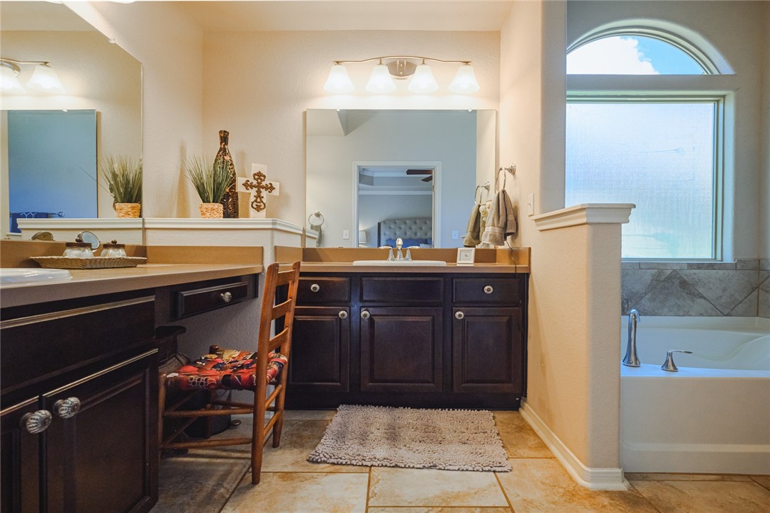 401 Inverrary Dr 36 Property Photo 13