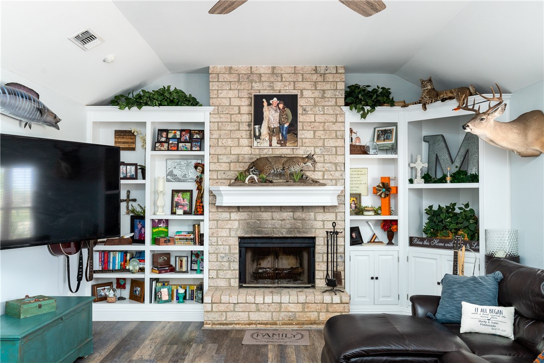 2541 Flour Bluff Dr Property Photo 8