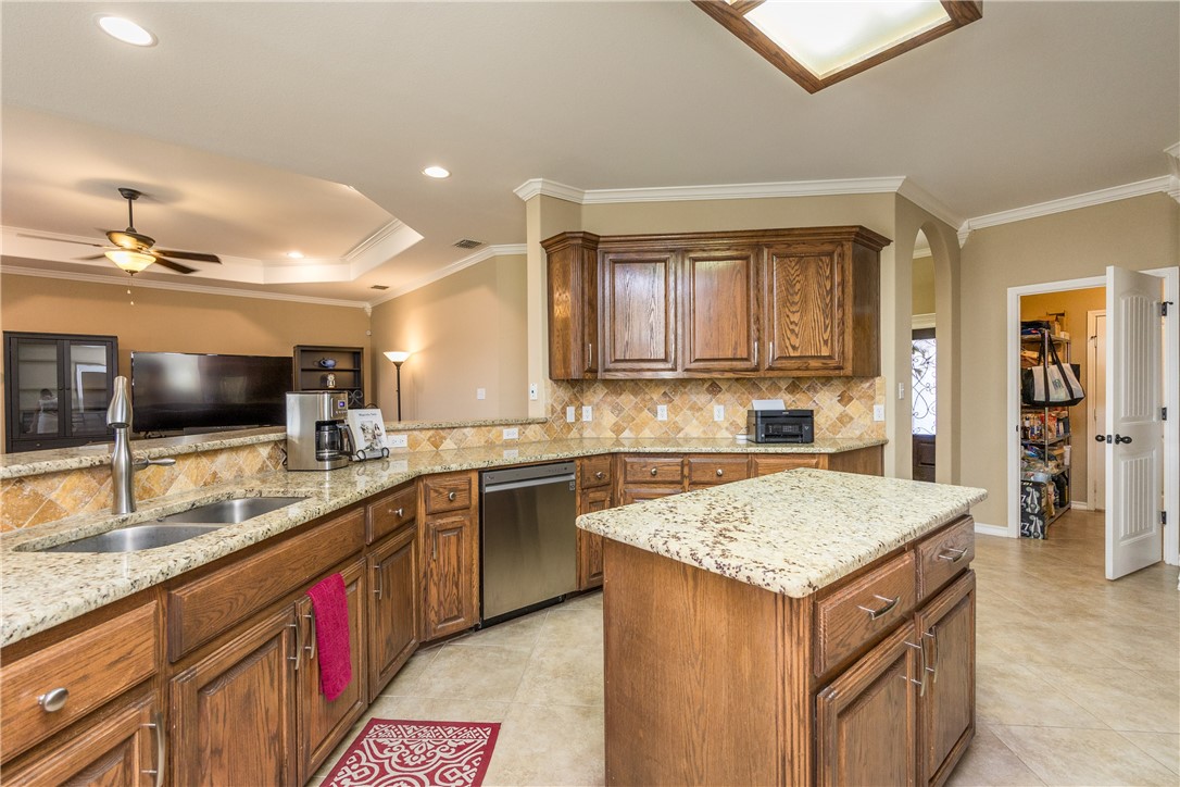 5801 Montserrat Dr Property Photo 6