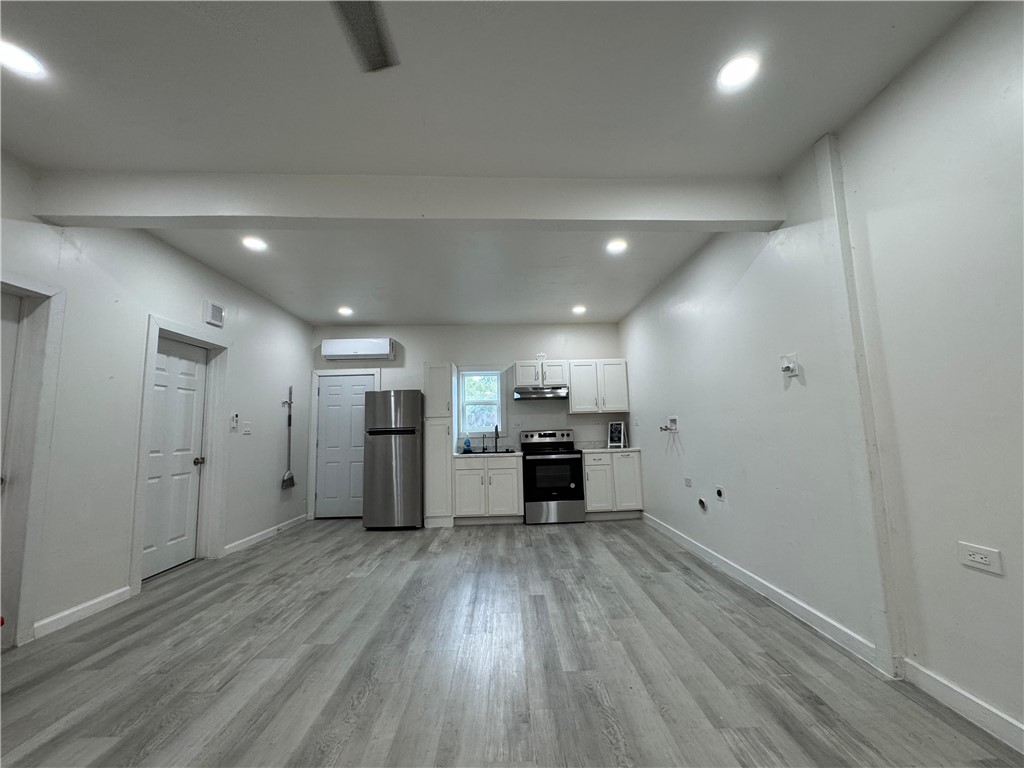 910 Elizabeth St Property Photo 3