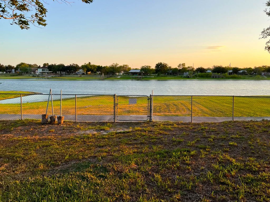 25027 Lakeshore Dr Property Photo 3