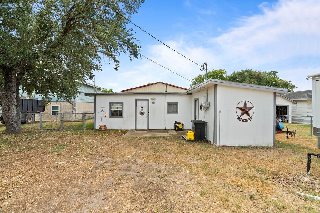 25027 Lakeshore Dr Property Photo 5