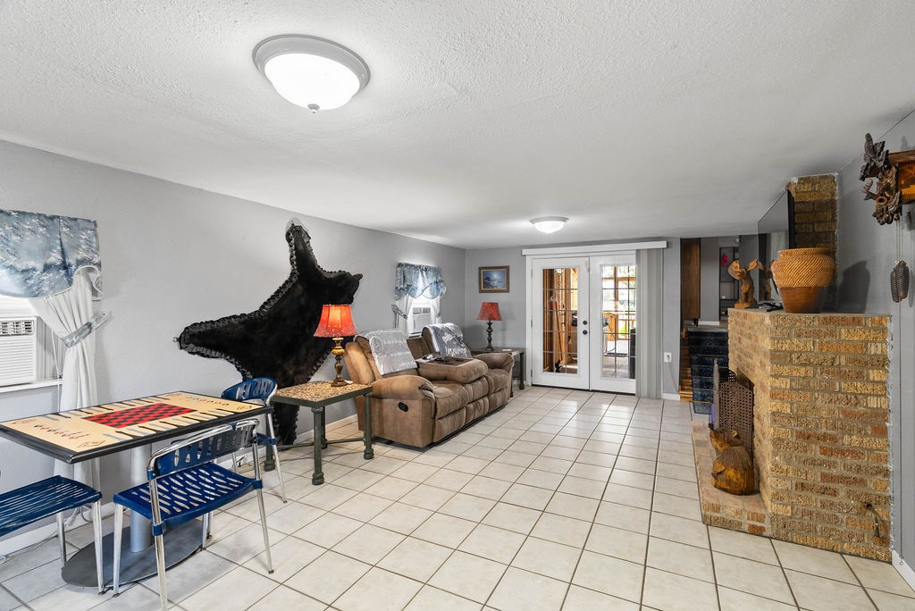 25027 Lakeshore Dr Property Photo 6