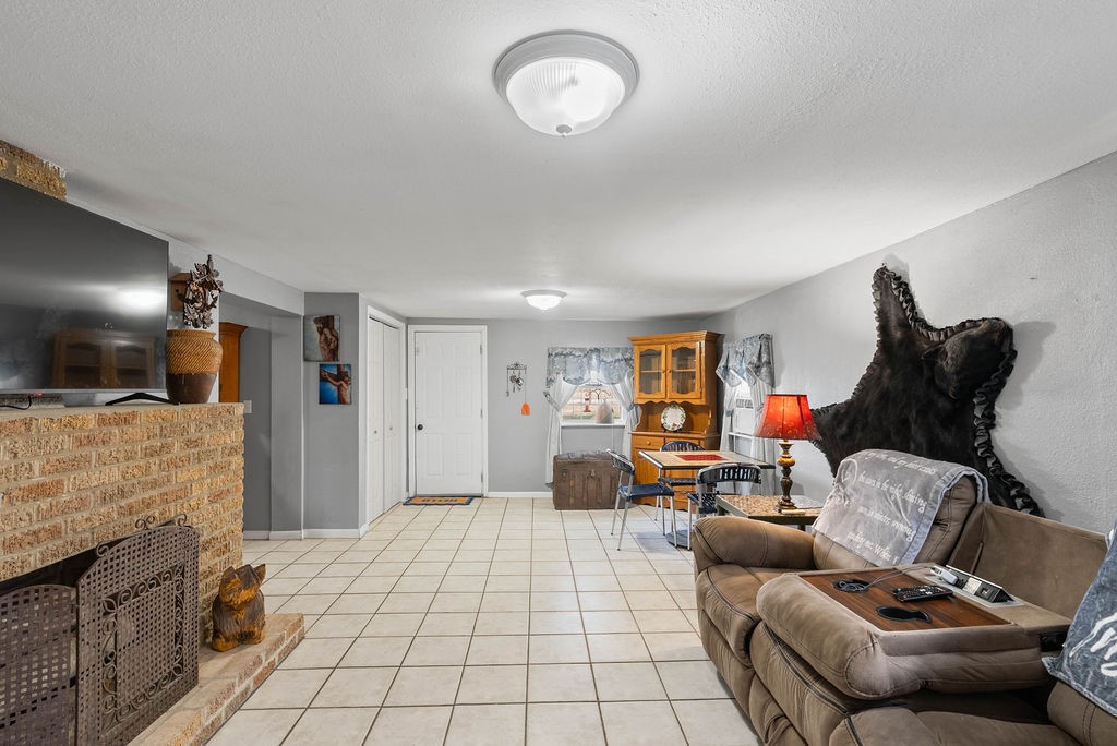 25027 Lakeshore Dr Property Photo 9