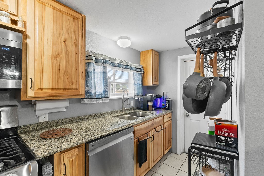 25027 Lakeshore Dr Property Photo 10