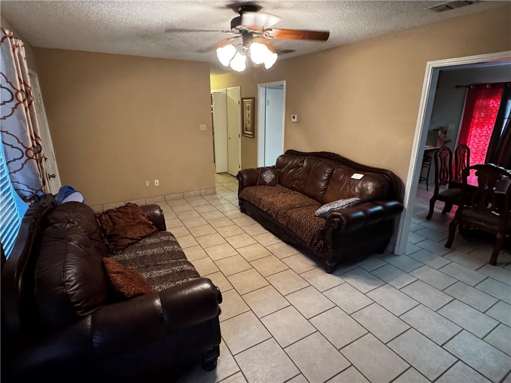 1800 Hackberry St Property Photo 5