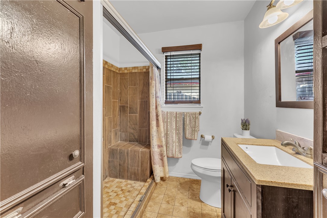 2102 E Lott Property Photo 9