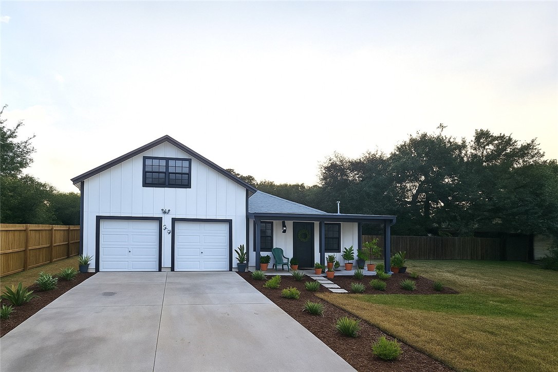 527 Steart St Property Photo 2