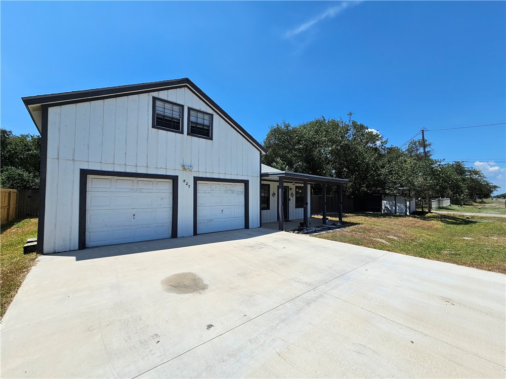 527 Steart St Property Photo 3