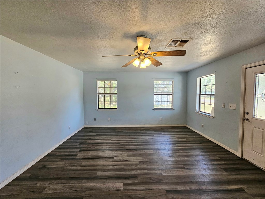 527 Steart St Property Photo 4