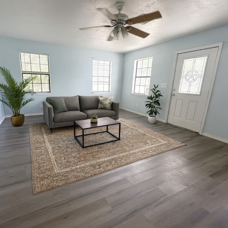 527 Steart St Property Photo 5