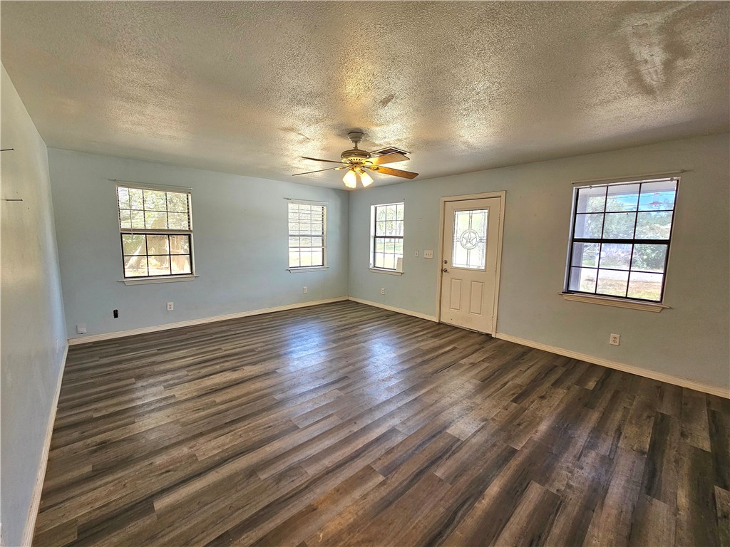 527 Steart St Property Photo 6