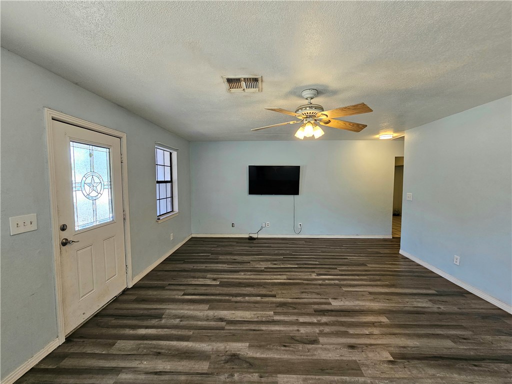 527 Steart St Property Photo 7