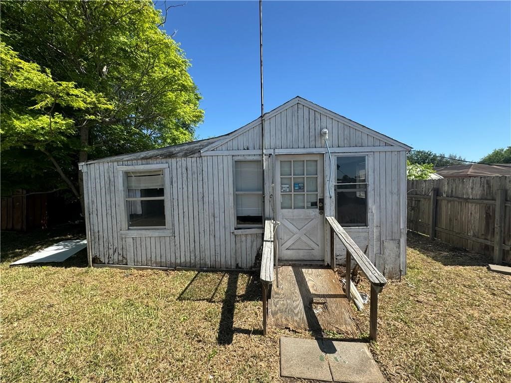 1610 La Joya St Property Photo 3