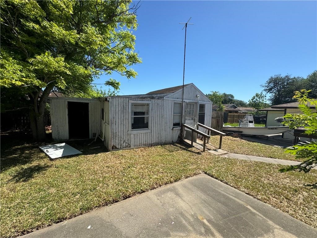 1610 La Joya St Property Photo 4