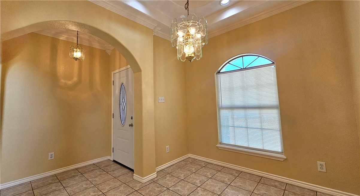 2565 Crestlea Dr Property Photo 3