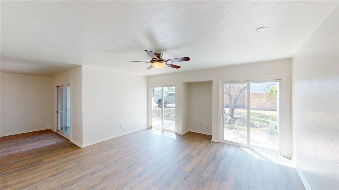 830 Cliff Dr 18 Property Photo 3