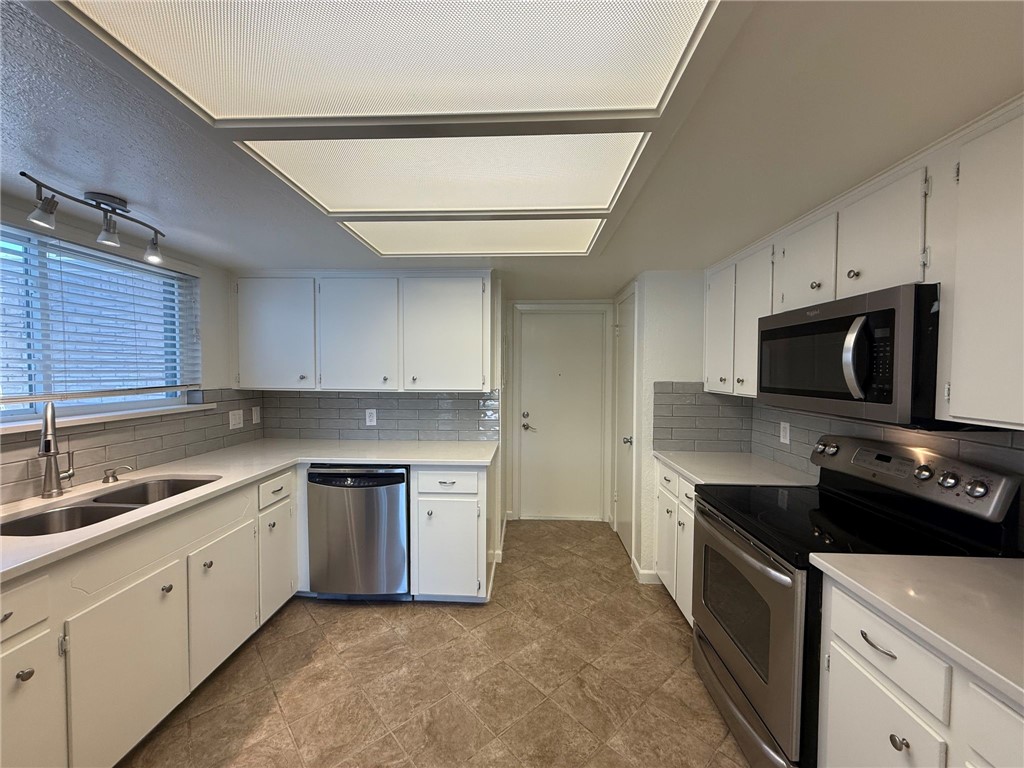 830 Cliff Dr 18 Property Photo 13