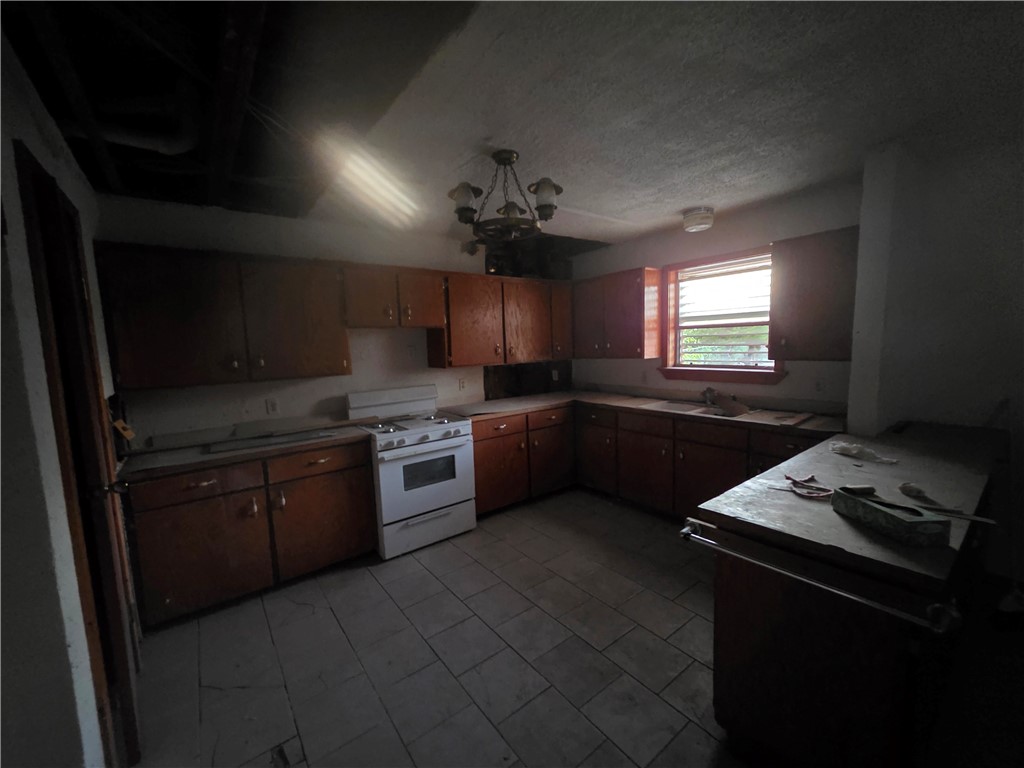 806 Louis Lynch Dr Property Photo 6