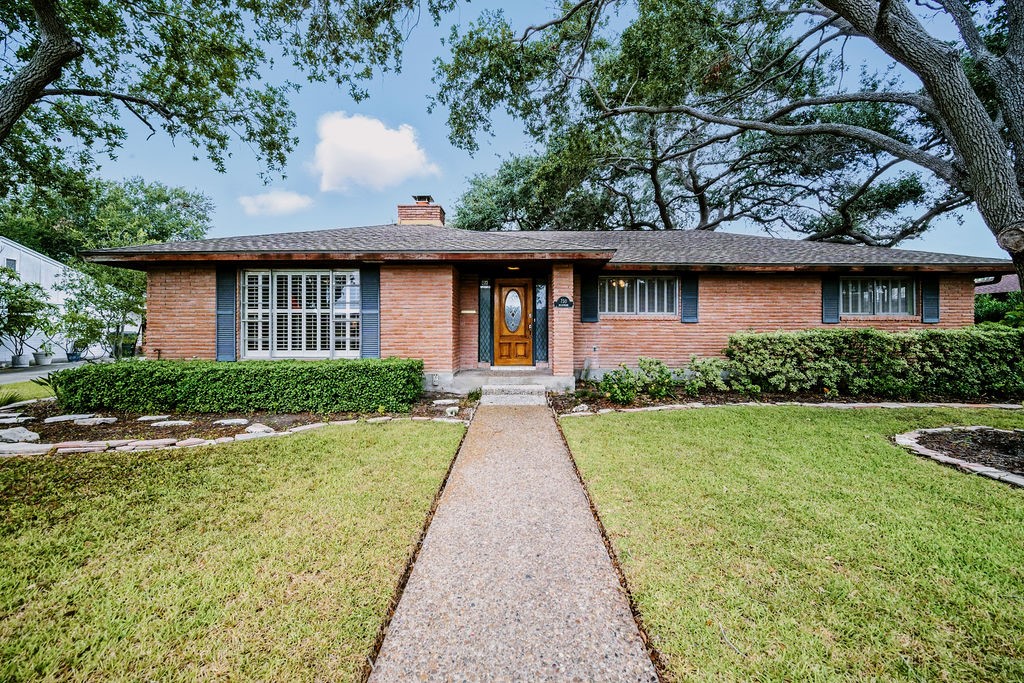 750 Bradshaw Dr Property Photo 1