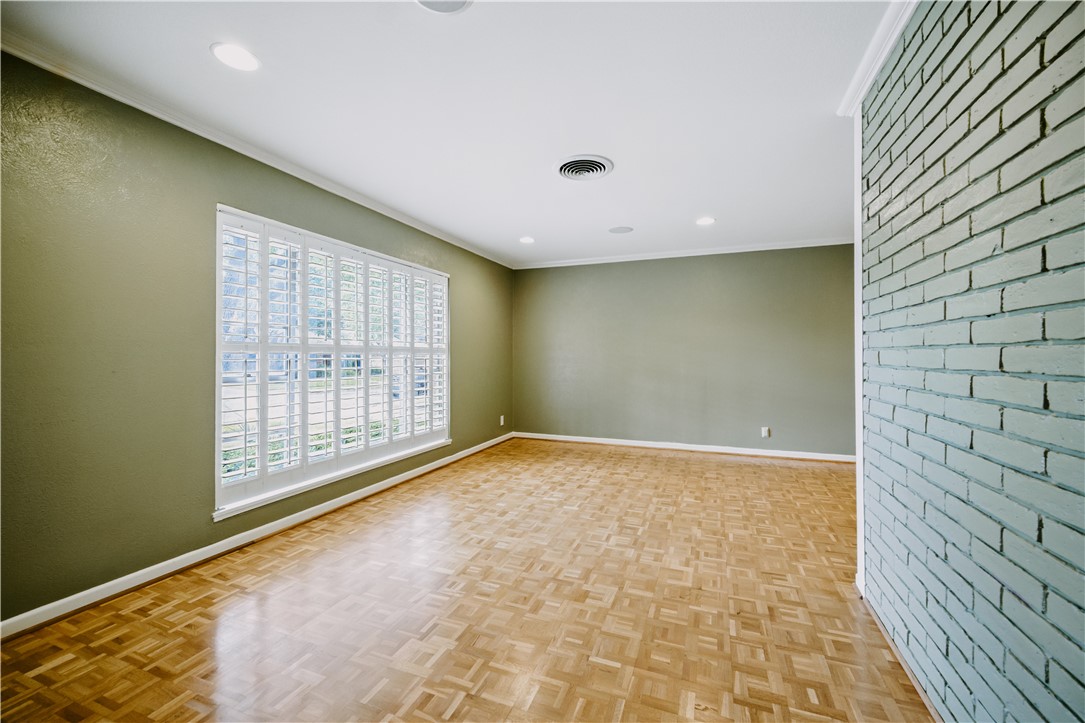 750 Bradshaw Dr Property Photo 4