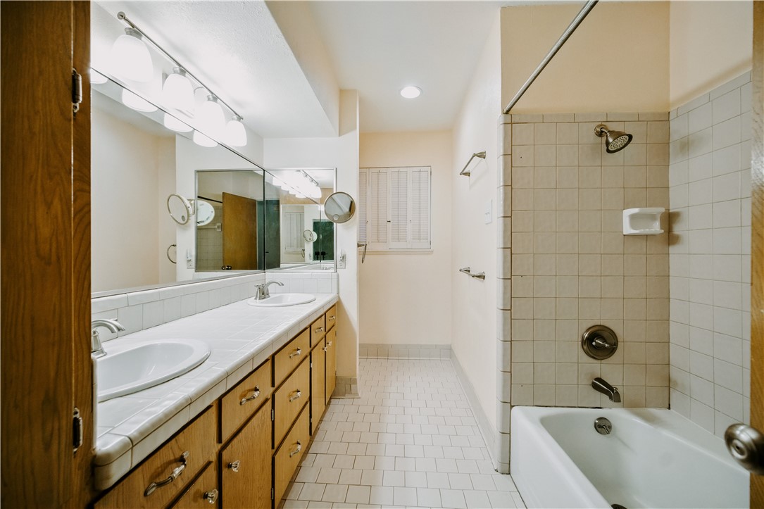 750 Bradshaw Dr Property Photo 16