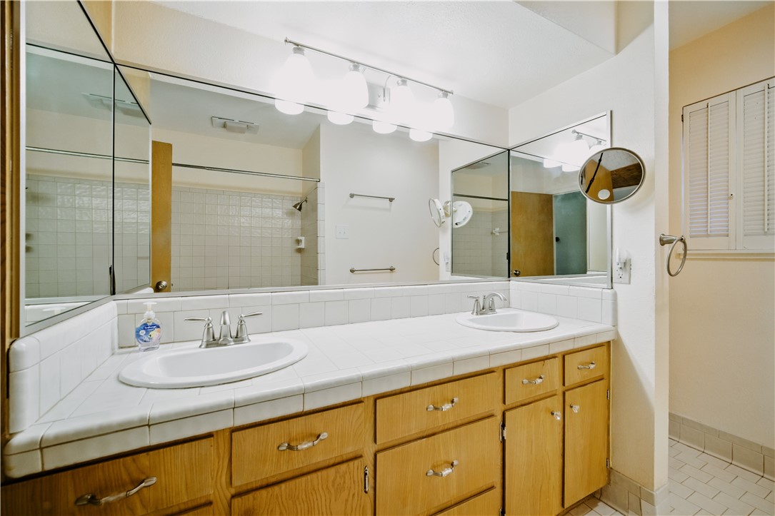 750 Bradshaw Dr Property Photo 17