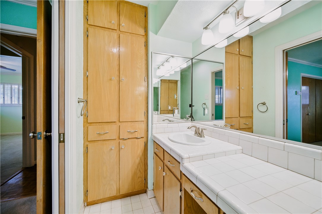 750 Bradshaw Dr Property Photo 24